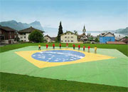 Antes de ser levada à montanha, a bandeira brasileira de 30 x 24 metros teve de ser montada e pintada (foto: www.schweizerfahne.ch)